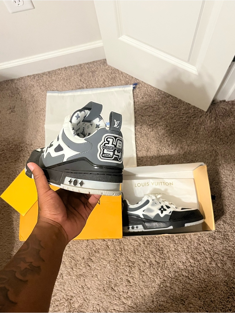 Louis Vuitton Kids Grey & White Low-Top Sneakers size 9